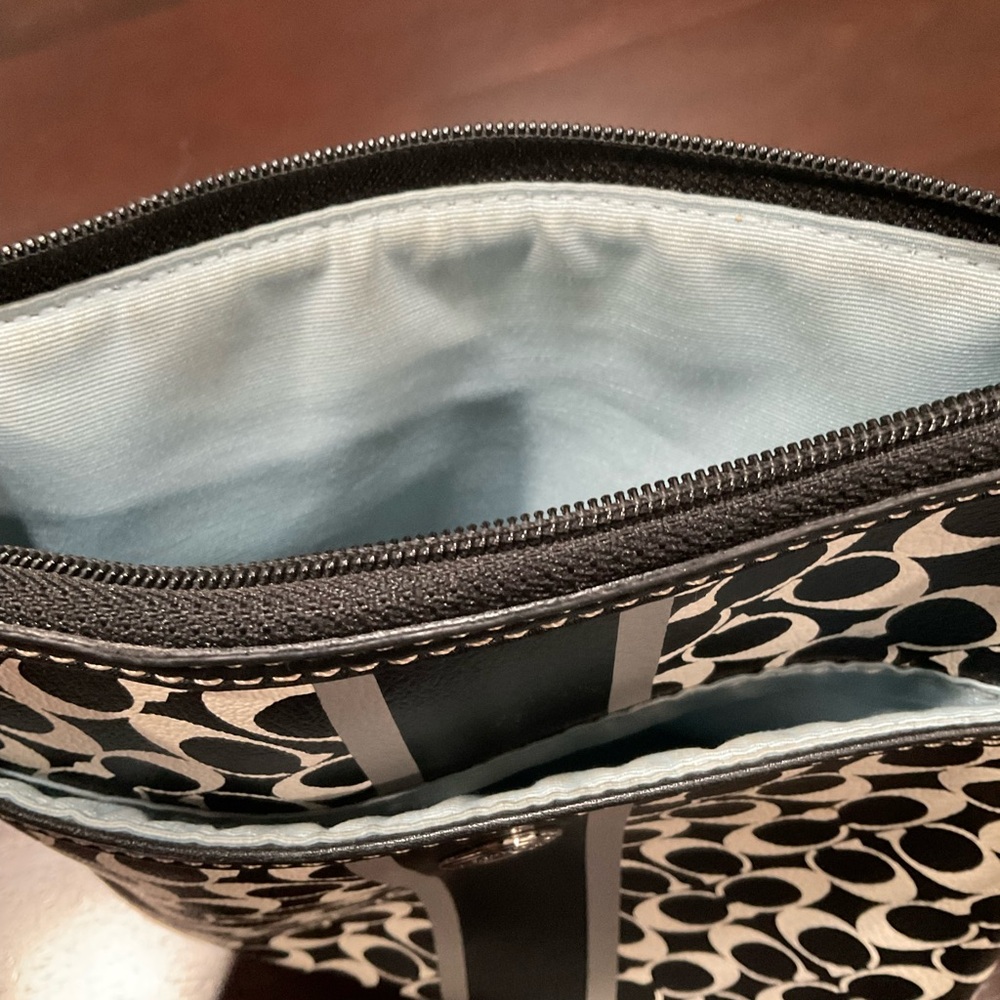 COACH BLACK AND WHITE C LOGO CROSSBODY SWINGPACK - Picture 4 of 8
